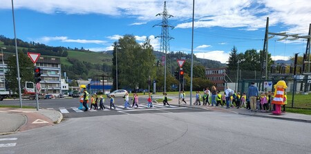 Varnost otrok v prometu – prvošolci na poučni poti skozi Dobjo vas (1)